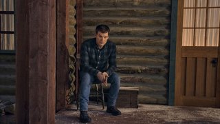 "Декстър" / Dexter
Като невръстно дете Декстър вижда как майка му е жестоко убита. Полицаят, който го открива и осиновява, постепенно разбира, че нещо в момчето е сбъркано и то е твърде склонно към насилие. Вместо да се опита да премахне тази нужда, той ѝ дава посока - обучава Декстър как да убива онези престъпници, които съдебната система не успява да осъди.
И така... 9 сезона. Най-големият грях на оригиналния "Декстър" обаче беше финалът му, в който сценаристите решиха да избягат от най-очакваното развитие, но така само разочароваха зрителите.
Така се стигна до "Декстър: Нова кръв", появил се през 2021 г. Този минисериал пренесе действието от горещия Маями в студено градче в щата Ню Йорк, запозна зрителите с нови персонажи, продължи историята и в крайна сметка ѝ даде по-задоволителен финал.
"Декстър: Нова кръв" тръгва от 6 февруари, понеделник, по FOX и може да го гледате там всеки понеделник от 22:55 ч.
