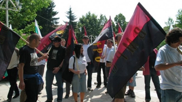 В Бургас едни хора набиха други хора. Първите носеха качулки и знамена на ВМРО