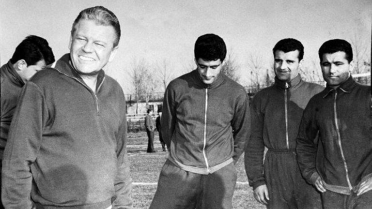 Витлачил, луканки и два вагона шперплат
В края на 1964 г. за треньор на националния тим на България и Левски е нает чехът Рудолф Витлачил, специалист от много висока класа. Две години по-рано извежда Чехословакия до финала на световното първенство, след това класира тима трети на европейското и втори на олимпийските игри. У нас печели две титли със сините, но си взима беля на главата с управниците от ЦК на БКП. Дръзва например да изгони от съблекалнята зам.-министърът на пощите Иван Аладжов, строил играчите на Левски да им говори как трябва да ритат срещу ЦСКА. Чехът му нарежда да се разкара веднага с думите: „Ти ще останеш сега тука за треньор. А аз утре сутринта ще седна на твоето бюро. И знаеш ли какво ще се получи? Телефоните и телеграфите ще станат на миш-маш, понеже аз нищо не разбирам от пощи и съобщения. А Левски ще падне от ЦСКА защото ти не разбираш от футбол".
Недоволни партийци и отстранени играчи от националния отбор пускат слухове из цяла София, че Витлачил е лош човек: взима най-високата заплата у нас във валута, живее в разкошен апартамент на МВР, ползва безплатни купони за храна в стола на вътрешното министерство. Отделно, че уж по цял ден се тъпчел с луканка и разпивал с бяло вино…
След трите ни загуби на световното през 1966 г. срещу Бразилия (0:2), Португалия (0:3) и Унгария (1:3), гарнирани с два автогола на Иван Вуцов и Иван Давидов, главата на Витлачил вече е на дръвника. Присъдата му е прочетена на 8 август 1966 г. във вестник „Народен спорт” от най-маститите футболни журналисти Александър Ясников и Спас Тодоров под заглавие „Футболът на финалите и нашият огорчаващ неуспех”. Стоварват върху него всички видове грехове – съществуващи и несъществуващи. Два дни по-късно чехът е изгонен от България. На изпроводяк нашенци пускат нов слух за него – уж че изнесъл към Прага два вагона от дефицитната дървесина шперплат.