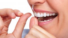 35% от зъбните повърхности са недостъпни за четката. Там на помощ идва именно конецът.