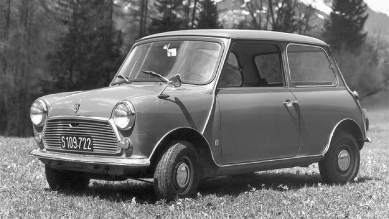 BMC Mini (1959)
BMC Mini се появява в края на 50-те години, когато е важно автомобилите да са икономични и да са достъпни, т.е да не са скъпи и да се произвеждат в голям тираж. За времето си дизайнът на сър Алек Исигонис е определен като „революционен”. Същото важи и за цялата концепция на колата – колела, разположени в краищата на каросерията, просторно купе, напречно разположен двигател (също новост за онова време), който задвижва предните колела (още едно смело решение). Британците, а след тях и целият свят харесват Mini, а моделът става символ на 60-те години. Сега вече знаете откъде идват корените на шикозното Mini (съвременната версия на BMW на класиката), което толкова много харесватe.