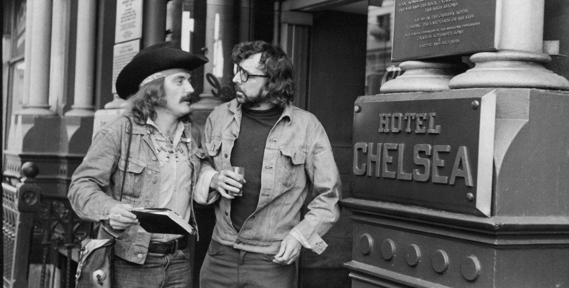 Американският актьор и режисьор Денис Хопър и писателят Тери Саутърн живеят в хотел "Челси" и си партнират по създаването на най-известния филм на Хопър "Волният Ездач" от 1969 година.