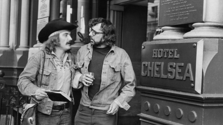 Американският актьор и режисьор Денис Хопър и писателят Тери Саутърн живеят в хотел "Челси" и си партнират по създаването на най-известния филм на Хопър "Волният Ездач" от 1969 година.