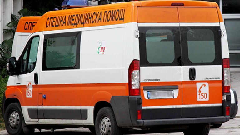 Докато пристигне линейката от Спешния център в град Рила, студентите започнали сърдечен масаж на преподавателя си