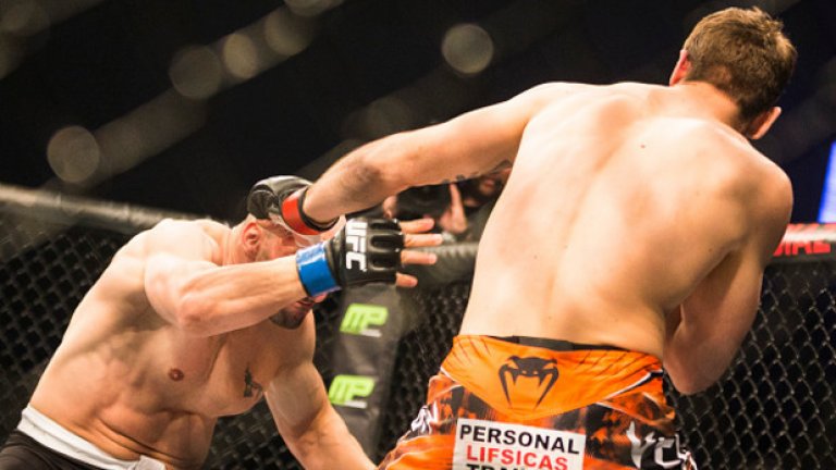 "Бойните изкуства възпитават в смирение, уважение към противника, оформяне на характера", казват момчетата от ММА-клубовете.
Да, истинските атлети носят в себе си философия за живот, каквато мутрофоните никога няма да проумеят. Философия, която се гради с години, в която ценност са трудът и самоусъвършенстването, а не тупаникът и важните стойки по кръчмите.
Само че ако отворите напосоки архива на новините от последните години, ще се удивите в какви подвизи са се увъртолили техните братя по бойни умения.