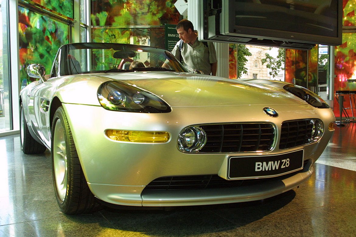  BMW Z8 

През 1999 г. в ролята на Джеймс Бонд е Пиърс Броснан. Хардкор почитателите на поредицата за 007 са силно разгневени, че колата на Бонд отново не е Aston Martin и смятат избора на немския концерн за грешка. Факт е обаче, че Z8 изглежда като перфектния автомобил за тайния агент и успява да спечели сърцата на феновете.

Моделът, използван за снимките на "Само един свят не стига", всъщност е по-скоро макет, отколкото напълно функционираща кола. Освен това е разрязан на две след сблъсък с хеликоптер. Година по-късно обаче Z8 влиза в серийно производство и предизвиква фурор на автомобилния пазар. 

От тази серия на Z8 са произведени малко над 6000 автомобила, които веднага са изкупени, въпреки цената от над 90 хил. британски паунда.