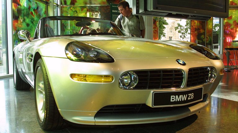 BMW Z8 
През 1999 г. в ролята на Джеймс Бонд е Пиърс Броснан. Хардкор почитателите на поредицата за 007 са силно разгневени, че колата на Бонд отново не е Aston Martin и смятат избора на немския концерн за грешка. Факт е обаче, че Z8 изглежда като перфектния автомобил за тайния агент и успява да спечели сърцата на феновете.
Моделът, използван за снимките на "Само един свят не стига", всъщност е по-скоро макет, отколкото напълно функционираща кола. Освен това е разрязан на две след сблъсък с хеликоптер. Година по-късно обаче Z8 влиза в серийно производство и предизвиква фурор на автомобилния пазар. 
От тази серия на Z8 са произведени малко над 6000 автомобила, които веднага са изкупени, въпреки цената от над 90 хил. британски паунда.