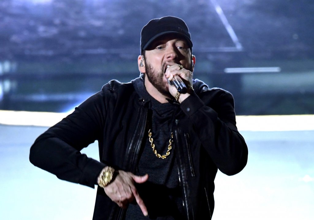 Еминем: 250- 260 милиона
За разлика от останалите в тази галерия, Еминем не инвестира в много неща извън музиката. През последното десетилетие не е толкова продуктивен със свое творчество, но за сметка на това усилено работи за промотирането на нови таланти през лейбъла си Shady Records.
Има ресторант в родния Детройт с емблематичното име Mom’s Spaghetti и също така е инвестирал в онлайн магазина StockX и музикалната енциклопедия Genius.