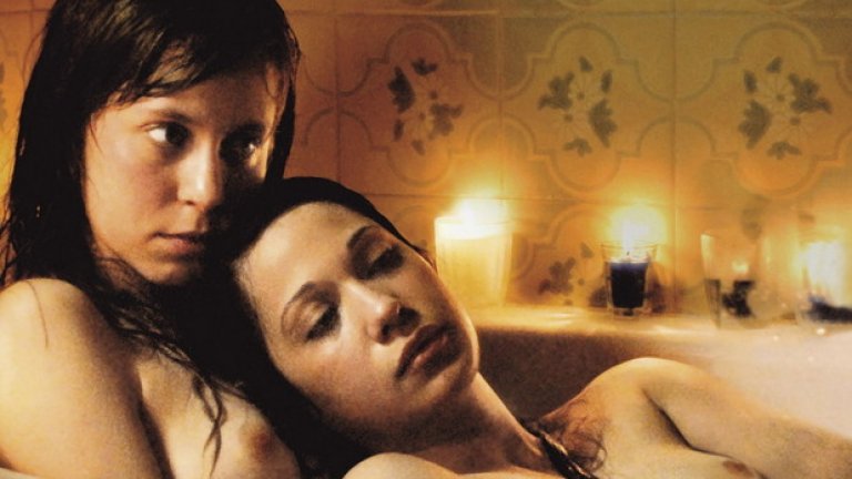 "Детето риба" (El nino pez)
Режисиран от Лусия Пиенцо, този филм, адаптация по едноименния роман, разказва за трагичната любов на една необичайна двойка: Лала (Инес Ефрон) и 20-годишната парагвайка Айлин (Мариела Витале). Лала е привилегировано богато аржентинско момиче, а Айлин е прислужница. Те живеят в скъпо предградие на Буенос Айрес. Лала е много влюбена, а Айлин поне дава вид на такава. Двете искат да избягат в Парагвай, където да живеят заедно. Айлин обаче не е съвсем вярна, тя обича да флиртува с момичета, момчета... и дори с бащата на Лала - известен и заможен съдия. В нетрадиционния сюжет има от всичко по много: драма, страст, измама и разбира се - престъпление. Филмът излиза в много важен момент - една година преди Аржентина да легализира гей браковете... Пиенцо е режисьорка, която се интересува от темата. В нейния първи филм XXY Инес Ефрон играе транссексуална.