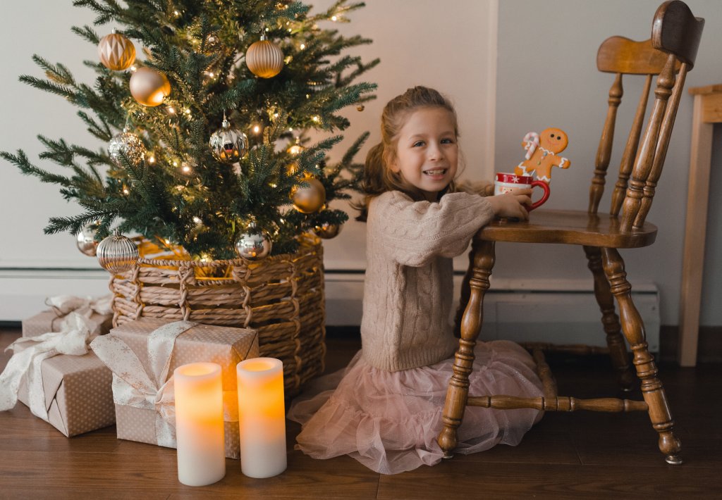 Личният почерк
За финал - тази Коледа, подобно на миналата, на мода ще е да вложим нещо лично в коледната си украса. Повечето хора избират снимки, които рамкират или поставят в коледни топки, а от там - и на елхата. Но може да се спрете на любими герои или вещи, които пазят значим спомен за вас.