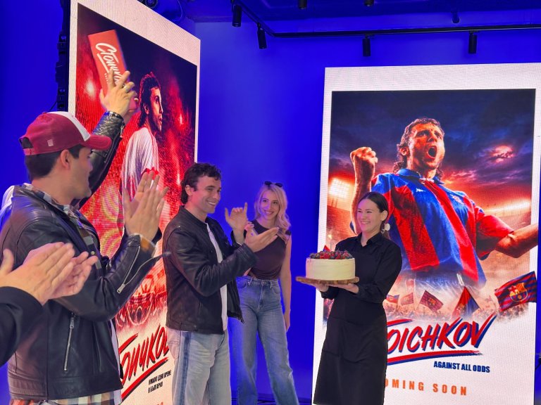 Кристо Стоичков посрещна рожденния си ден на събитието.