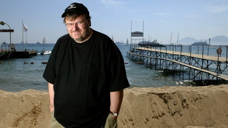 Фаренхайт 9/11 (2004)
Противоречивата фигура Майкъл Мур има постижения, които никой не може да отрече. Например създаването на първия документален филм, достигнал статута на блокбъстър. Появил се в правилния момент, „Фаренхайт 9/11” съсипваше управлението на Джордж Буш и войната в Ирак, и то точно когато Буш водеше кампанията си за втори президентски мандат.
Мур използва увеличаващия се в Щатите гняв и пренесе политическия дебат в киносалоните, като накара всички да говорят за „Фаренхайт 9/11” и без съмнение повиши интереса на публиката към документалното кино.