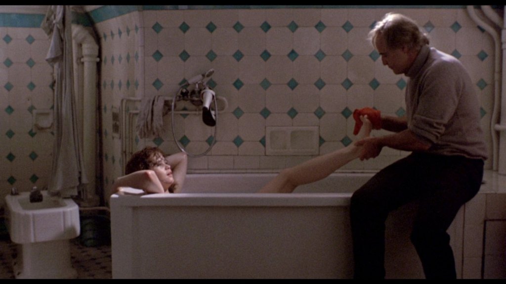 \"Последно танго в Париж\" (Last Tango in Paris, 1971)
Марлон Брандо и Мария Шнайдер под режисурата на Бернардо Бертолучи. Той е вдовец, чиято жена се е самоубила, а тя е обвързана млада жена. Една връзка. Без имена. Без лична информация. Докато един