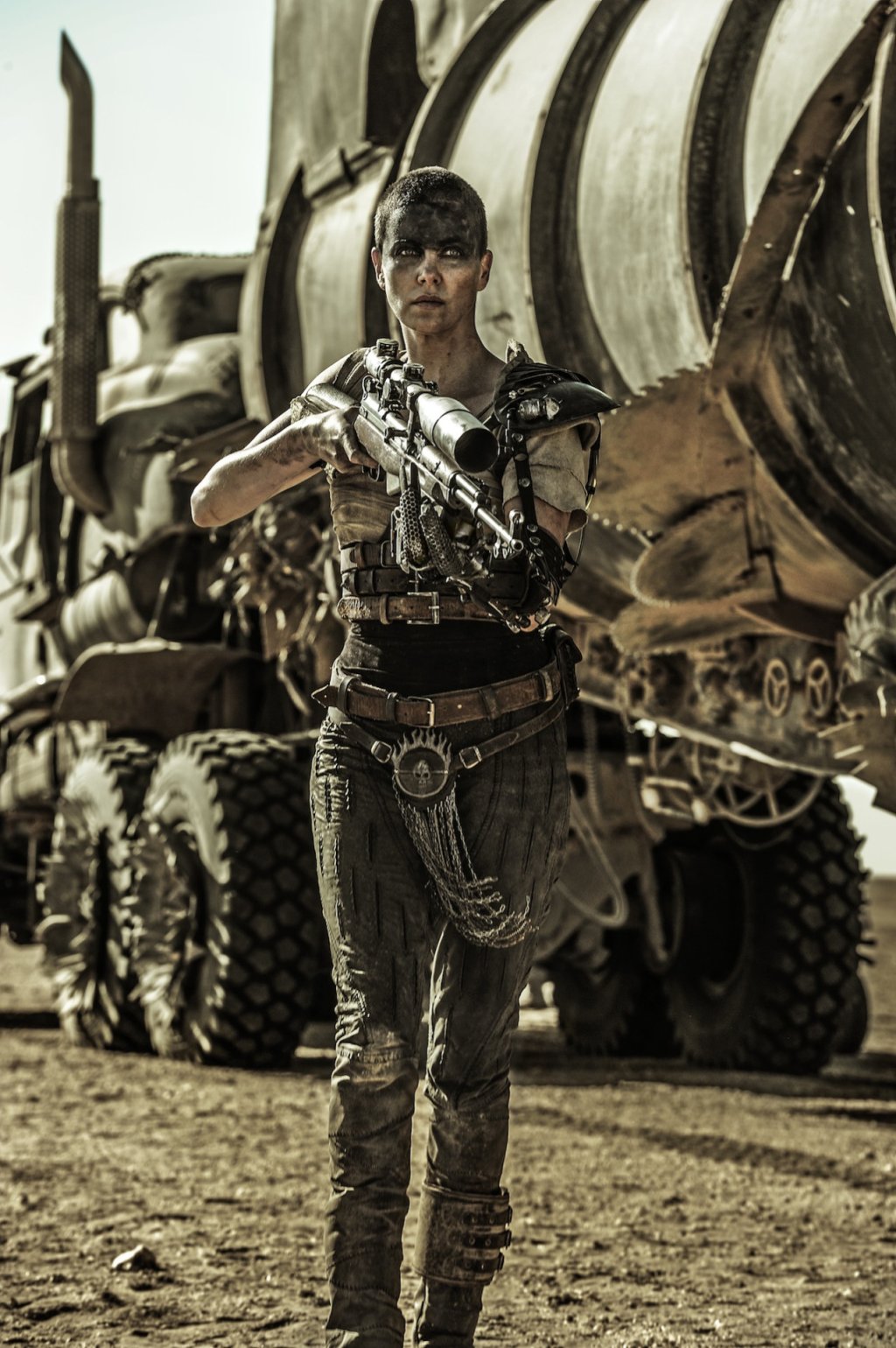 Шарлиз Терон в "Mad Max: Fury Road" 
Без коса е още по-страшна. И без ръка също!