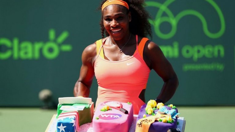 Серина Уилямс отпразнува 700-ната си победа в турнири на WTA на 1 април 2015 г.