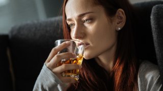 Пием по-малко, когато сме щастливи