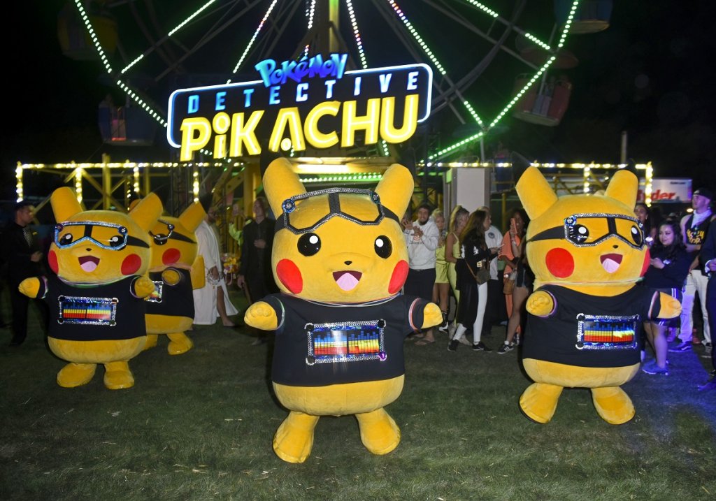 “Покемон” (Pokémon)
Израстнахте ли с покемони и събирайки карти с героите? Ако отговорът е "да", то и вие сте сред причините, заради които франчайзът Pokémon е най-доходоносният за всички времена с приходи от над 100 милиарда долара. Лудостта по мултимилионна продукция стартира през 1996 г. като видеоигра, създадена от Сатоши Таджири.
След нея се появяват аниме, манга, карти, за игра, книги и други забавления, свързани с покемоните. Манията продължава и през 2016 г. с играта Pokémon Go, която само през първите две години от пускането си на пазара за мобилни приложения е изтеглена от над 130 милиона души и е донесла приходи от над 700 милиона долара за собствениците на франчайза - The Pokémon Company. А да не забравяме и филма “Детектив Пикачу”.