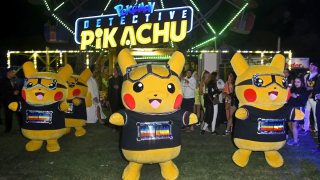 “Покемон” (Pokémon)
Израстнахте ли с покемони и събирайки карти с героите? Ако отговорът е "да", то и вие сте сред причините, заради които франчайзът Pokémon е най-доходоносният за всички времена с приходи от над 100 милиарда долара. Лудостта по мултимилионна продукция стартира през 1996 г. като видеоигра, създадена от Сатоши Таджири.
След нея се появяват аниме, манга, карти, за игра, книги и други забавления, свързани с покемоните. Манията продължава и през 2016 г. с играта Pokémon Go, която само през първите две години от пускането си на пазара за мобилни приложения е изтеглена от над 130 милиона души и е донесла приходи от над 700 милиона долара за собствениците на франчайза - The Pokémon Company. А да не забравяме и филма “Детектив Пикачу”.
