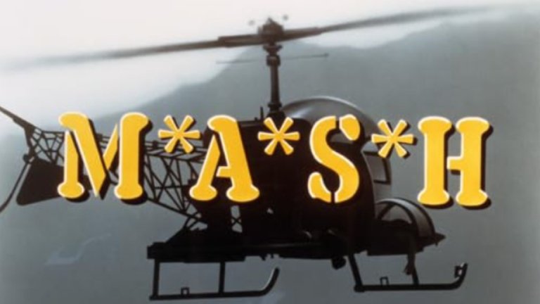 5. “Военнополева болница” 
Класика, която надскочи времето си. Продукция, която използва войната в Корея, за да говори за Виетнам, за морала и за оцеляването чрез смях. Алън Алда създаде образ, който остава в историята на телевизията, а финалът на сериала все още държи рекорди по гледаемост.