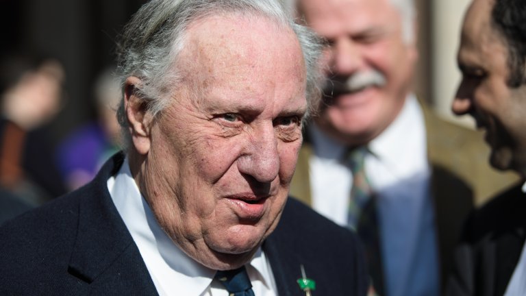 Фредерик Форсайт
В продължение на дълги години Форсайт е подозиран, че познава твърде добре обстановката на тихия фронт, за да не е бил лично там. Истината е, че по време на гражданската война в Нигерия (1967-1970) той предава огромно количество информация на британските тайни служби. Те искат да узнаят повече за ситуацията на място, а работата на журналиста му дава перфектното прикритие и неговата работа е оценена, където трябва.  
В следващите десетина години той остава в служба на кралицата за различни малки мисии като събиране на информация и пренасяне на секретни пратки от различни точки на света. Фредерик Форсайт сам е потвърждавал всичко това и често е допълвал, че никога не е получил и пени за тази своя дейност.
Първата книга на писателя е посветена на въпросната гражданска война в Нигерия, но неговото второ произведение му носи голямата слава. През 1971 г. излиза "Денят на Чакала", който става световен бестселър с екранизация през 1973 г., както и още една през 1997 г. с участието на Ричард Гиър и Брус Уилис. Форсайт има дълга и плодотворна кариера, а общо над 70 млн. бройки от книгите му са били продадени по света.