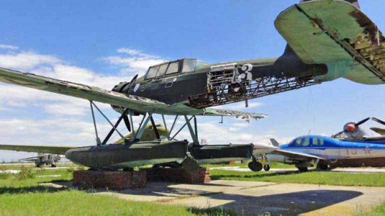 Периодично уникалният Arado 196 се докарва до този вид. После следват акции за набиране на средства