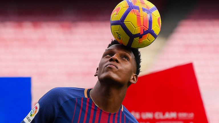 „Ще се опитам да контролирам адреналина. Що се отнася до танците – ще приема, каквото каже групата“, каза Мина, който не разочарова феновете и потанцува при официалното си представяне.