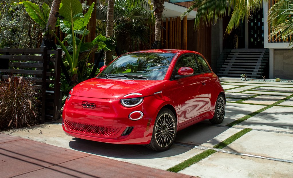 Fiat 500eЕдна легенда при симпатичните мъници вече е електрическа. Fiat 500e запазва почти изцяло емблематичния си дизайн и чар, което може само да ни радва. Има 240 километра пробег с едно зареждане. За сметка на това има опцията да зареди 50 километра пробег едва за 5 минути с бързо зареждане. 
Fiat 500e ще е наличен тази пролет на също толкова симпатичната цена от около 32 хил. долара. В редица държави в ЕС със сигурност ще има и облекчения за закупуването точно на този електромобил.