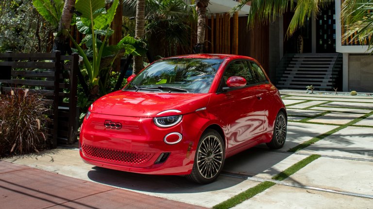 Fiat 500eЕдна легенда при симпатичните мъници вече е електрическа. Fiat 500e запазва почти изцяло емблематичния си дизайн и чар, което може само да ни радва. Има 240 километра пробег с едно зареждане. За сметка на това има опцията да зареди 50 километра пробег едва за 5 минути с бързо зареждане. 
Fiat 500e ще е наличен тази пролет на също толкова симпатичната цена от около 32 хил. долара. В редица държави в ЕС със сигурност ще има и облекчения за закупуването точно на този електромобил.