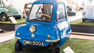 Peel P50 дори няма задна скорост - има дръжка, с която автомобилчето се завърта