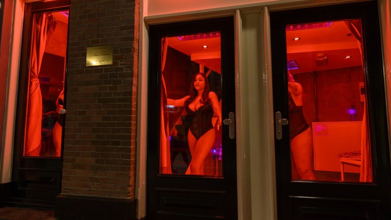 Услугите от улицата може би ще бъдат преместени в "Ерос център" - специално построен мол за секс