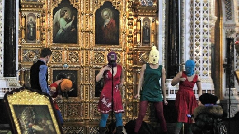 Руската православна църква помоли съда за снизхождение към трите от Pussy Riot - но преди това те трябва да се отрекат от действията си