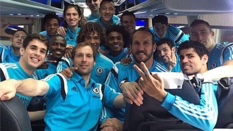 Не са само момичета и не са само тийнейджъри: футболистът на Челси Диего Коста е сред многото спортисти, усвоили жеста