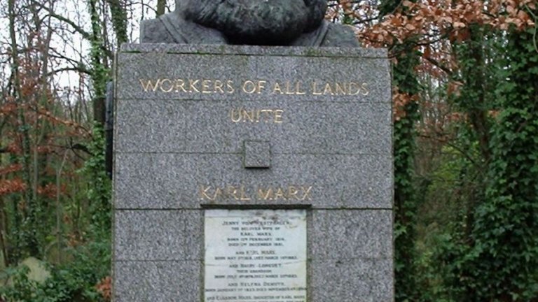 Мемориалната плоча на германския философ е удряна многократно с тъп предмет