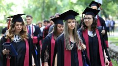 Очаква се спад на българите, които завършват висше образование