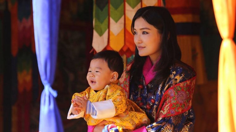 Принц Джигме Намгиал Вангчук, Бутан
Роденият през февруари 2016 г. принц на Бутан е първото дете на баща си - крал Джигме Хесар Намгиал Вангчук и неговата съпруга Джецун Пема. Поради крехката възраст на малкия принц все още за него не може да се каже особено много. Въпреки това миналата година той успя да спечели сърцата на поданиците си, след като кралското семейство разпространи календар със семейни снимки.
