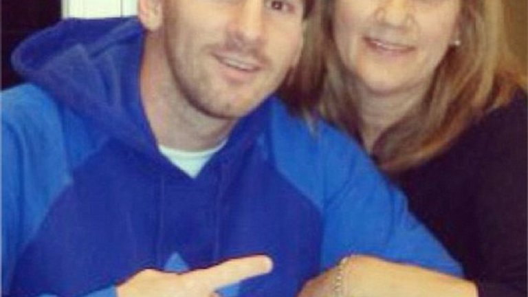 Лионел Меси
Сватбана на Селия Кучитини с Хорхе Меси е на 17 юни 1978 г., но пътуването за медения месец до Барилоче, на границата с Чили, трябва да бъде отложено с няколко дни.  Световното първенство е в в разгара си, а на 18 юни домакините играят в Росарио срещу Бразилия (0:0). Обсебен от футбола, Хорхе няма как да пропусне такова събитие.
Съпругът й е началник цех в стоманодобивен завод и отговаря за производството на бодлива тел. Селия пък изкарва пари от чистене на къщите. Първородният й син е кръстен Родриго, а вторият - Матиас. Може би третото ще е момиче... Не, отново момче - бъдещата футболна звезда Лионел Меси.
През 2000 г. цялото семейство се премества от Росарио в Барселона, за да може Лео да сбъдне мечтата си, но скоро Селия се връща в Аржентина със своите двама по-големи синове и по-малката сестра на Лео, Мария Сол. Нататък е история.