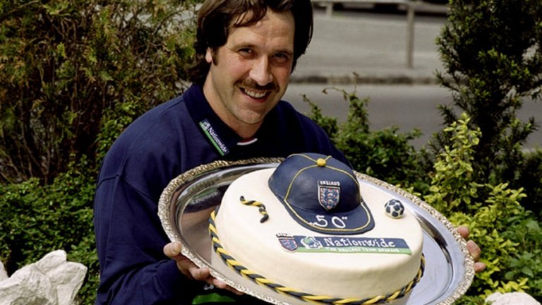 В чест на 50-ия си двубой за Англия вратарят Дейвид Сийман получи торта с шапка.