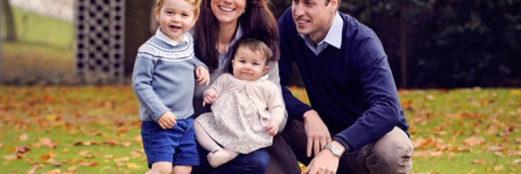 Принцесата дава усмивка за тази семейна снимка.