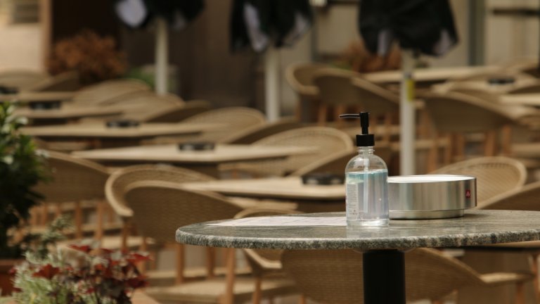 Причината е, че всички служители подлежат на наказателно преследване при отваряне въпреки наложените мерки.