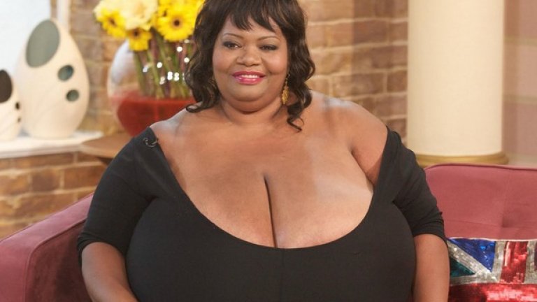 Най-големият естествен бюст в света
Ани Хоукинс-Търнър не се притеснява всички да знаят, че е жената с най-голям естествен бюст в света. Тя използва своето сценично име Норма Ститз (Norma Stitz) и всеки, който си плати, би могъл да зърне нейните гърди. Тя има гръдна обиколка 102Z, което си е чиста абстракция, тъй като и без това на света няма сутиен, който може да й стане