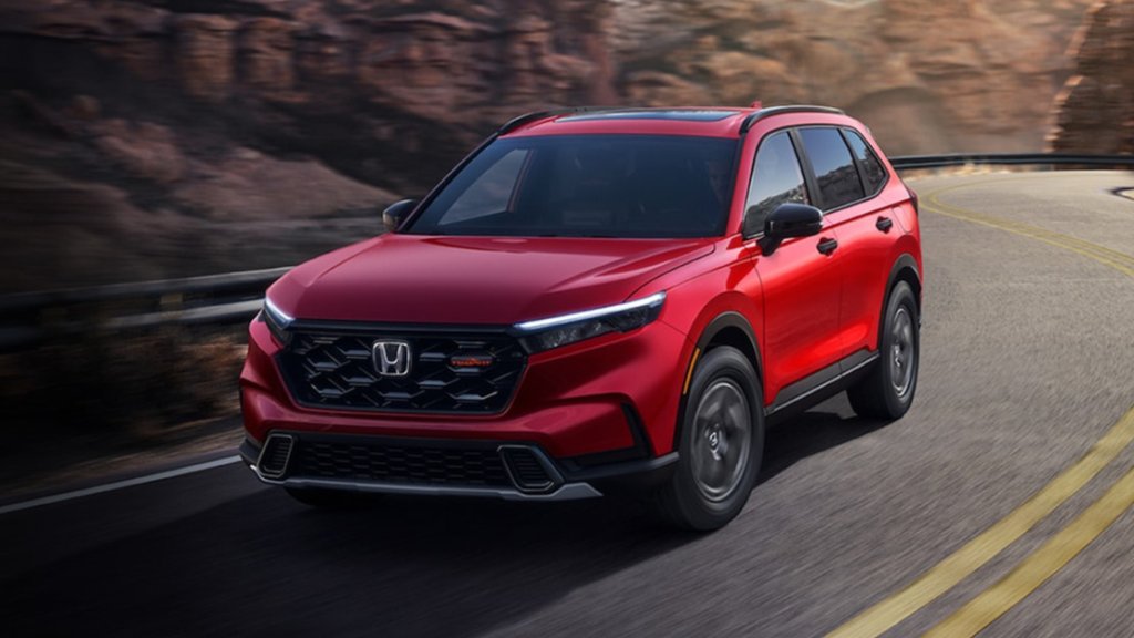 Honda CR-VОще една емблема на компактните кросоувъри – Honda CR-V – вече има две версии, стандартна и хибрид. Моделът запазва до голяма степен разпознаваемия си дизайн, но също пораства леко на сантиметри, за да е още по-комфортен. Нови в купето са 9-инчовият дисплей и подложката за безжично зареждане.