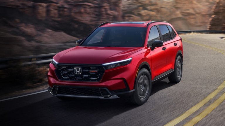 Honda CR-VОще една емблема на компактните кросоувъри – Honda CR-V – вече има две версии, стандартна и хибрид. Моделът запазва до голяма степен разпознаваемия си дизайн, но също пораства леко на сантиметри, за да е още по-комфортен. Нови в купето са 9-инчовият дисплей и подложката за безжично зареждане.