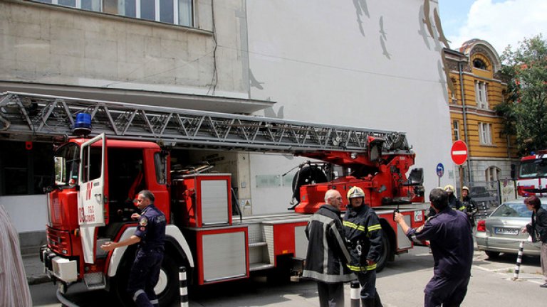 Пожар унищожи 5 автомобила в Пловдив
