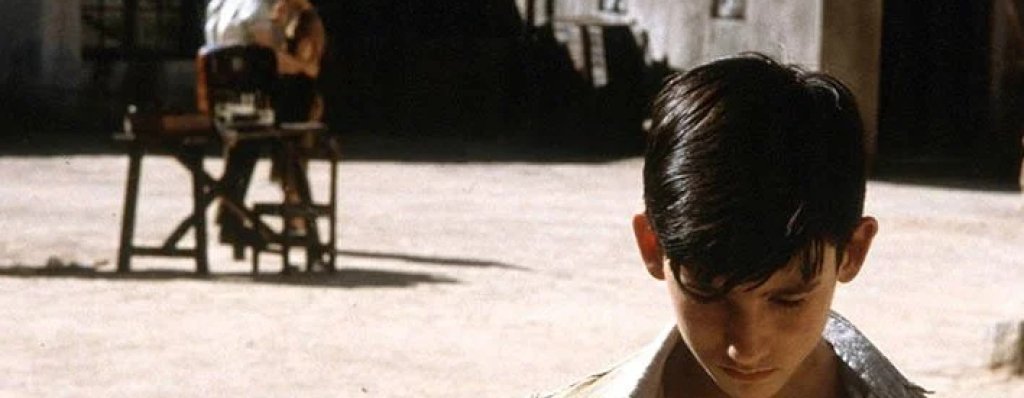 7. “Гръбнакът на дявола” (2001 г.) 
Оценка в IMDb: 7,4 от 10 звезди
Действието на филма се развива в Испания по време на Гражданската война. Историята проследява малко момче, настанено в интернат след смъртта на родителите си. Въпреки че мястото изглежда спокойно, то е обвито в тайни - деца изчезват, а странни и необясними явления се случват непрекъснато.