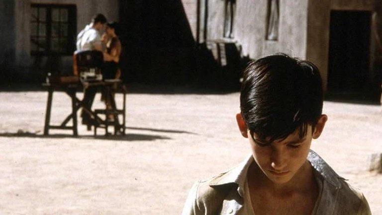 7. “Гръбнакът на дявола” (2001 г.) 
Оценка в IMDb: 7,4 от 10 звезди
Действието на филма се развива в Испания по време на Гражданската война. Историята проследява малко момче, настанено в интернат след смъртта на родителите си. Въпреки че мястото изглежда спокойно, то е обвито в тайни - деца изчезват, а странни и необясними явления се случват непрекъснато.