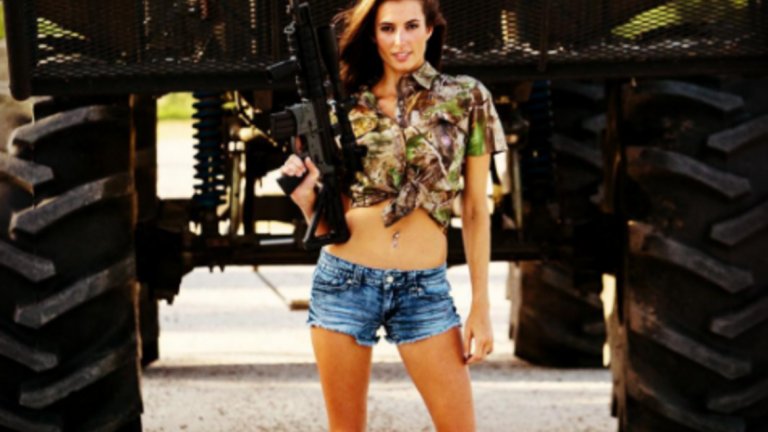 От няколко месеца поддържа профила си в Instagram, където има около 12 хиляди и 500 последователи. Тя поства не само снимки, на които гордо позира с пушката, но и много фотоси с препарираните от нея животни.