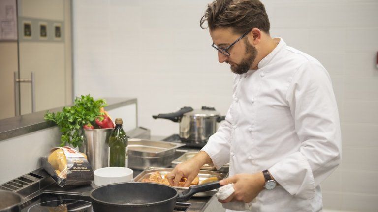 2. Подготвяме и нарязваме:
• Лука наполовина и след това на тънки полумесеци;
• Морковите на две и след това на жулиени;
• Червените чушки режем на две, изчистваме и изтъняваме, режем на средни кубчета;
• Гъбите, ако са много малки - на 2, ако са средни - на 4, ако са много големи на 6, режем ги през пънчето, за да запазим формата им;
• Лютата чушка режем да ситни кубчета;
• Чесъна оставяме цял;
• Нарязваме пилешкото филе на хубави едри жулиени, за да го запазим сочно при готвенето. Осоляваме.