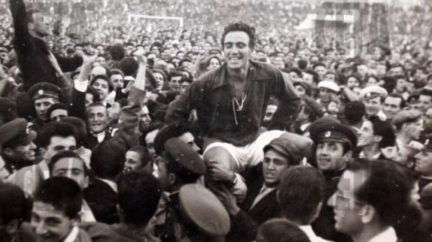 Героят от мача на 9 септември 1948 г. Нако Чакмаков е понесен на ръце от радостната тълпа