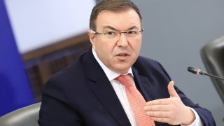 От утре се подновяват учебните занятия за учениците от 5-и до 12-и клас, ако са по една паралелка от съответния клас в училището