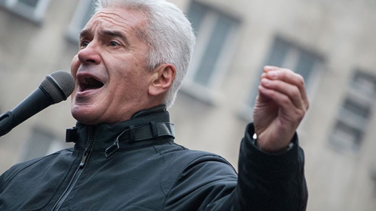 "Скъпи чучулиги, няма какво да ме уплаши, нито главен прокурор, нито вътрешен министър. Няма да успете да нахраните хищниците, отворили уста като крокодили".